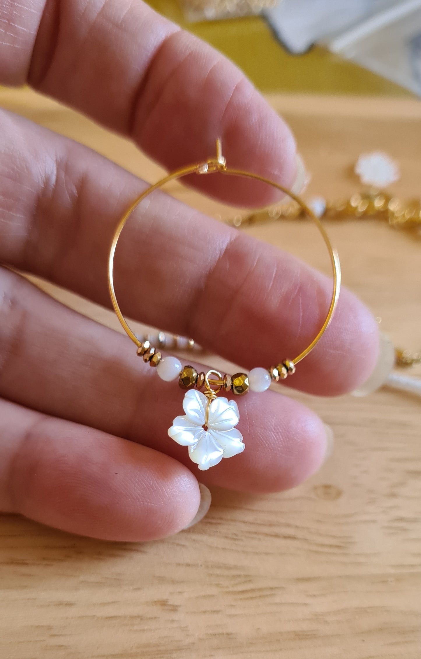 Boucles d'oreilles "Élisa" Créoles nacre, hématite