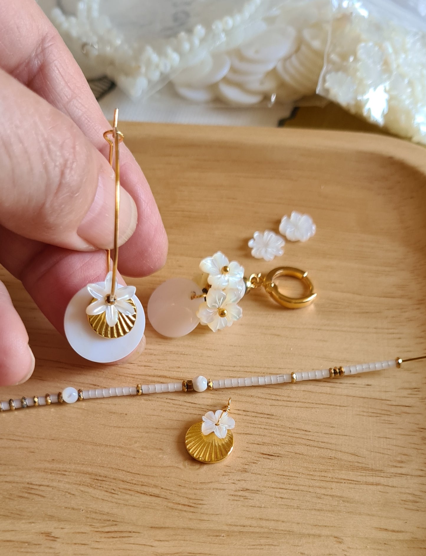 Boucles d'oreilles "Alix" Créoles sequin de nacre, fleur et hématite