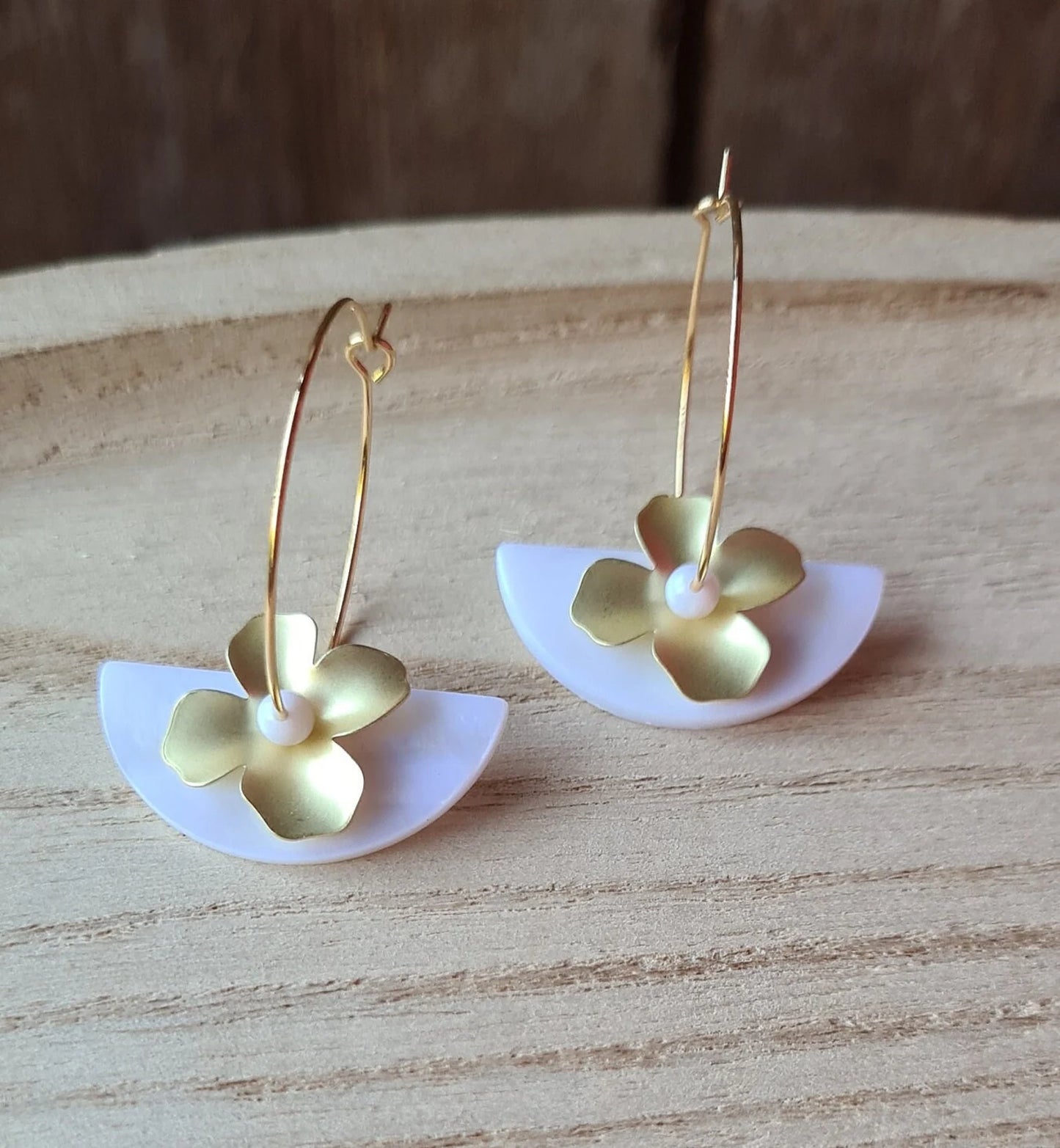 Boucles "Vahiné" demi-lune nacre et fleur montées sur créoles dorées à l'or fin 24kt