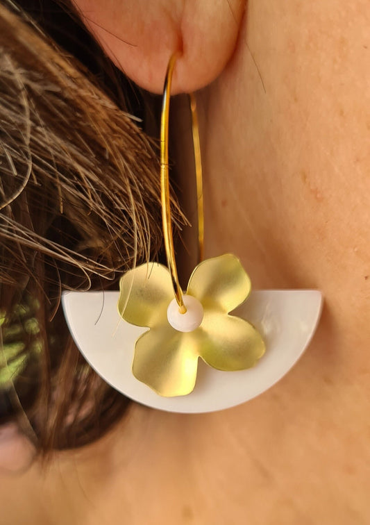 Boucles "Vahiné" demi-lune nacre et fleur montées sur créoles dorées à l'or fin 24kt