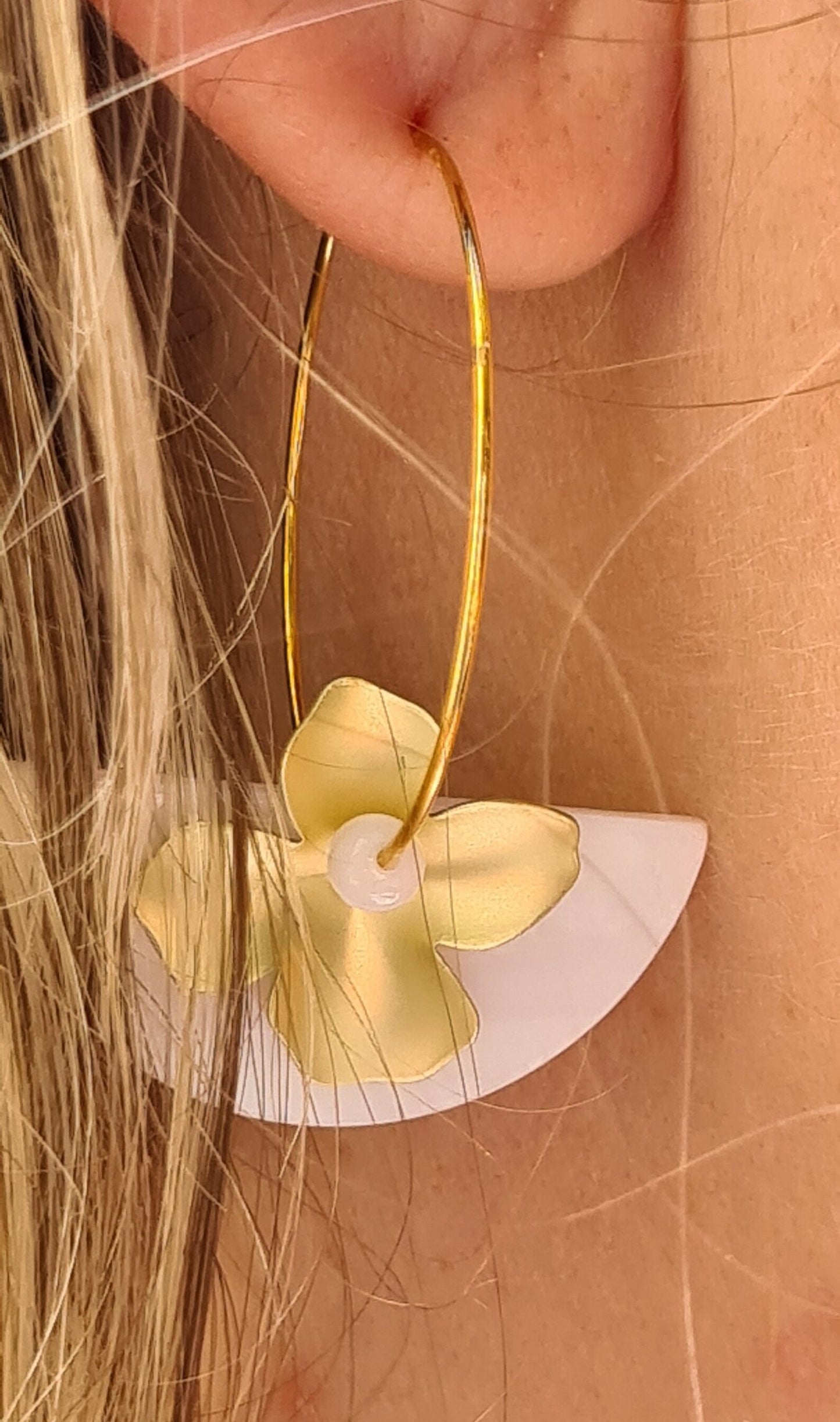 Boucles "Vahiné" demi-lune nacre et fleur montées sur créoles dorées à l'or fin 24kt