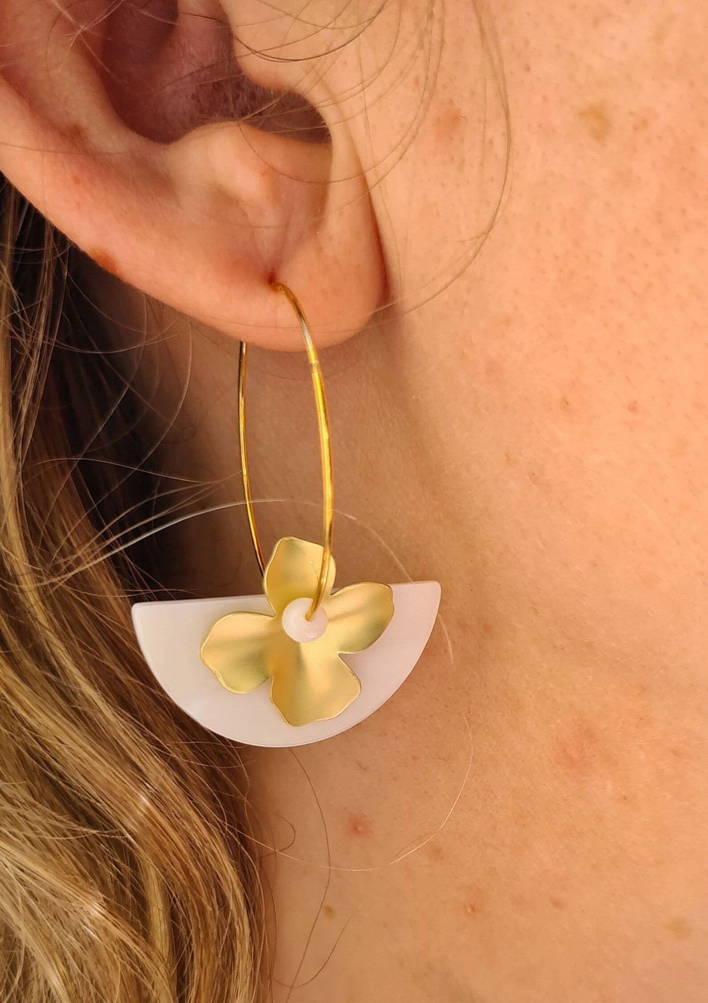 Boucles "Vahiné" demi-lune nacre et fleur montées sur créoles dorées à l'or fin 24kt