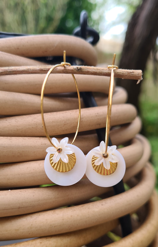 Boucles d'oreilles "Alix"  Créoles sequin de nacre, fleur et hématite