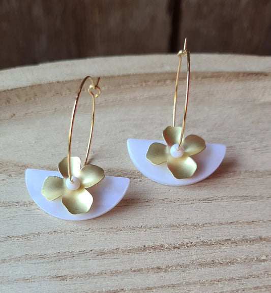 Boucles "Vahiné"  demi-lune nacre et fleur montées sur créoles dorées à l'or fin 24kt